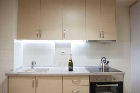 Modern Central Apartment Солун Екстериор снимка